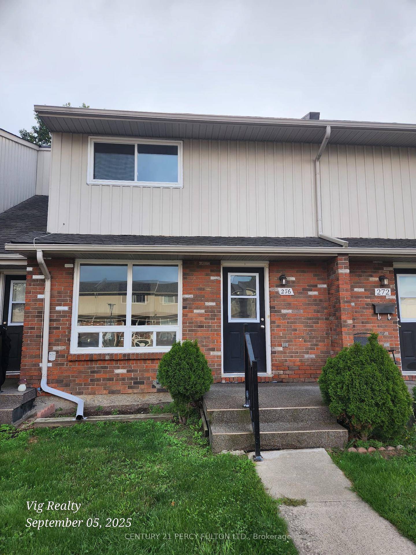 Clean, vacant, and full of potential, this 3 bedroom condo townhouse is the perfect opportunity for handymen, DIY buyers, first time homeowners, or investors.