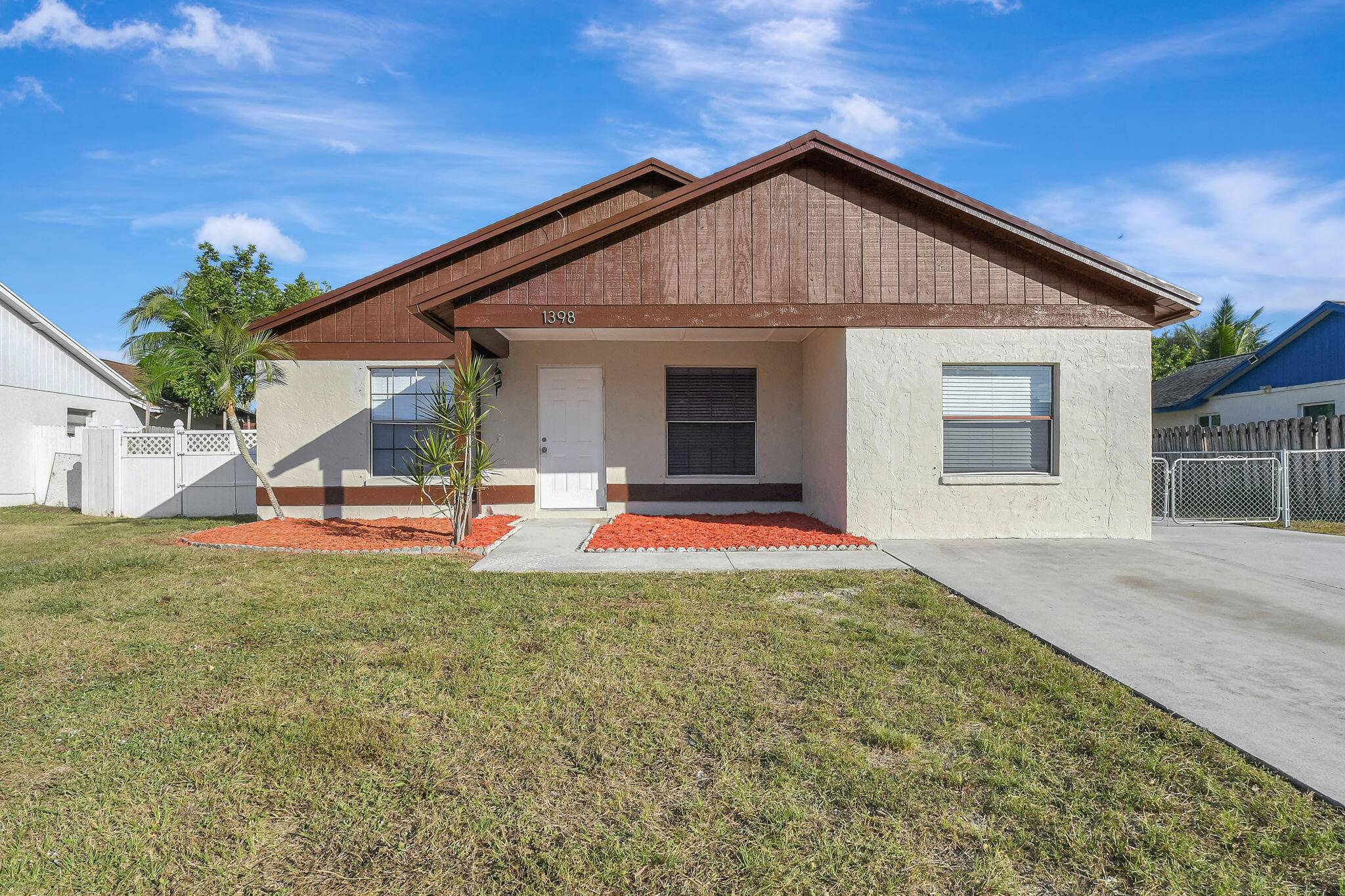 This charming 3 bedroom, 2 bathroom single family home is located in the desirable Counterpoint Estates in Royal Palm Beach.