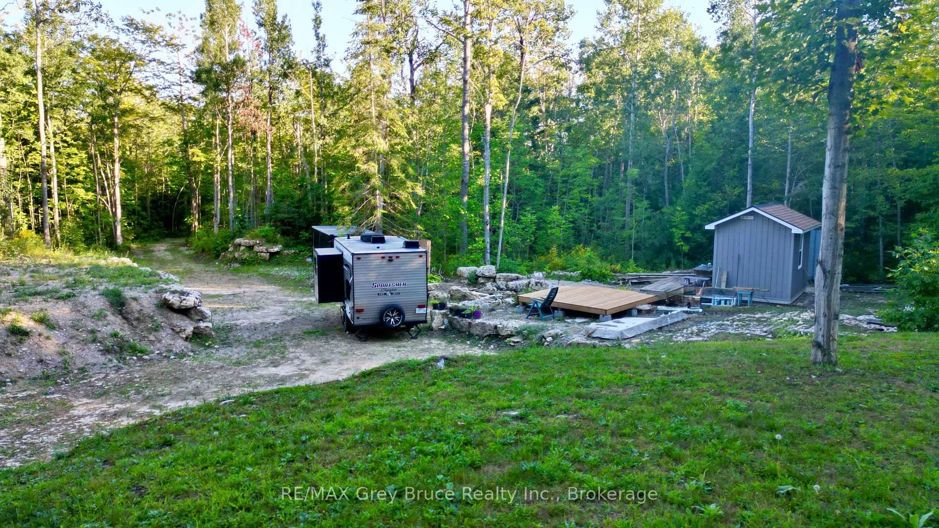 If you're looking for a small acreage, this suitable building lot just might tick all the boxes.