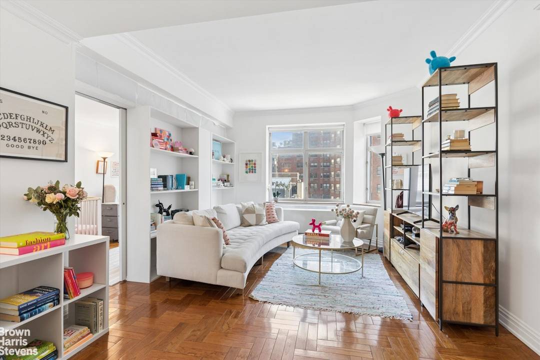 188 East 76th Street, 7C offers a smartly designed and flexible layout, currently configured as a two bedroom while maintaining the ease of a one bedroom footprint.