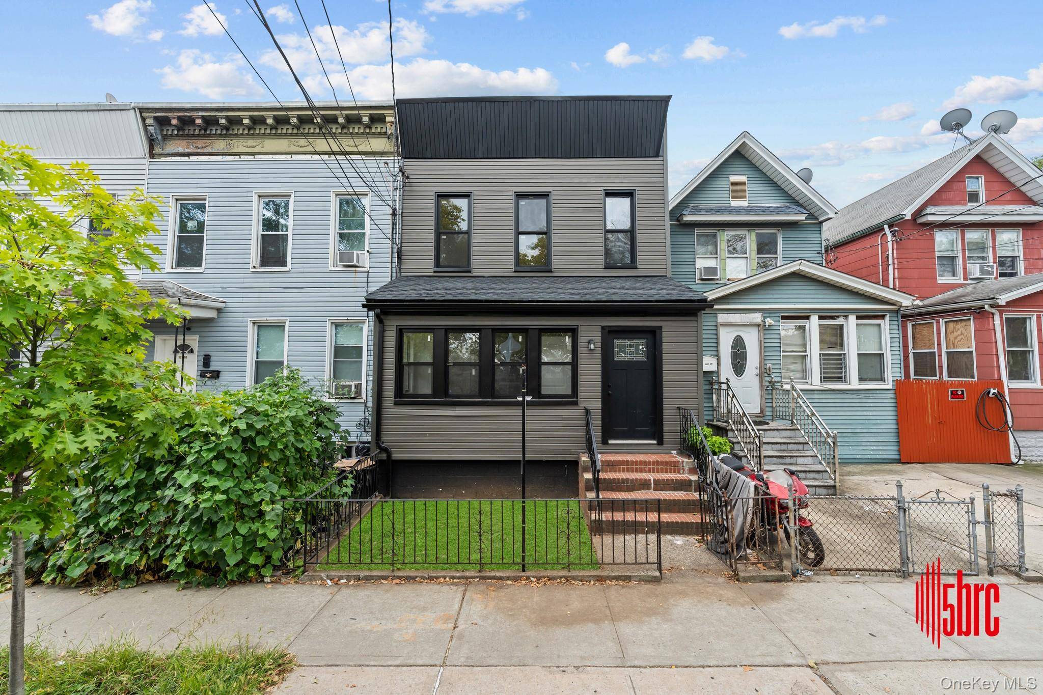 Stunning Renovated Duplex in Prime South Richmond Hill Location !