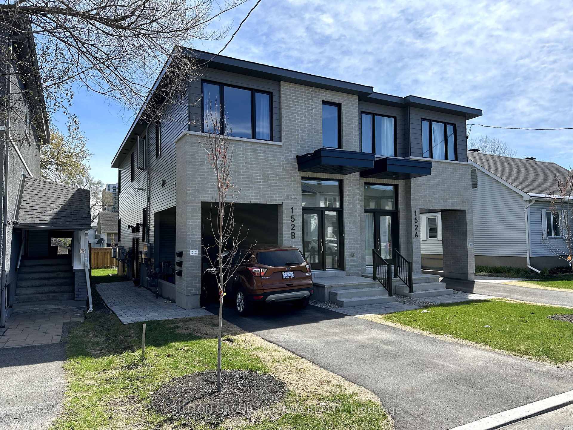 Welcome to this spacious 3 bedroom, 2 bathroom rental apartment in a prime location.