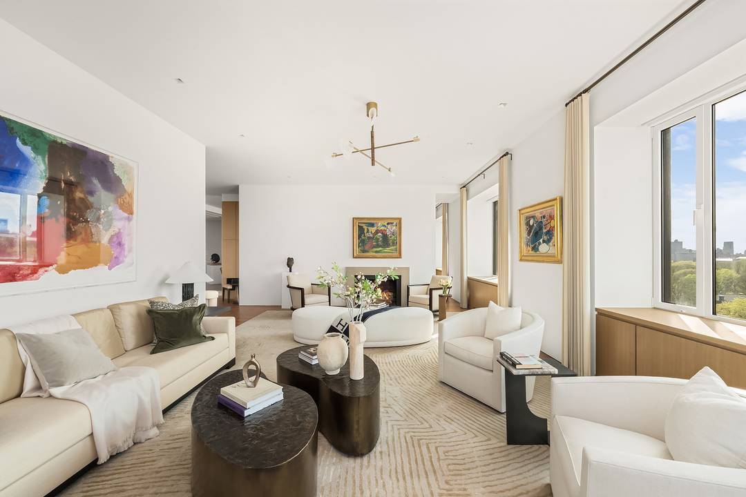 A rare Carnegie Hill full floor residence with commanding views of Central Park, the Reservoir and the Guggenheim, this three bedroom, three and a half bathroom home is refined, gracious, ...