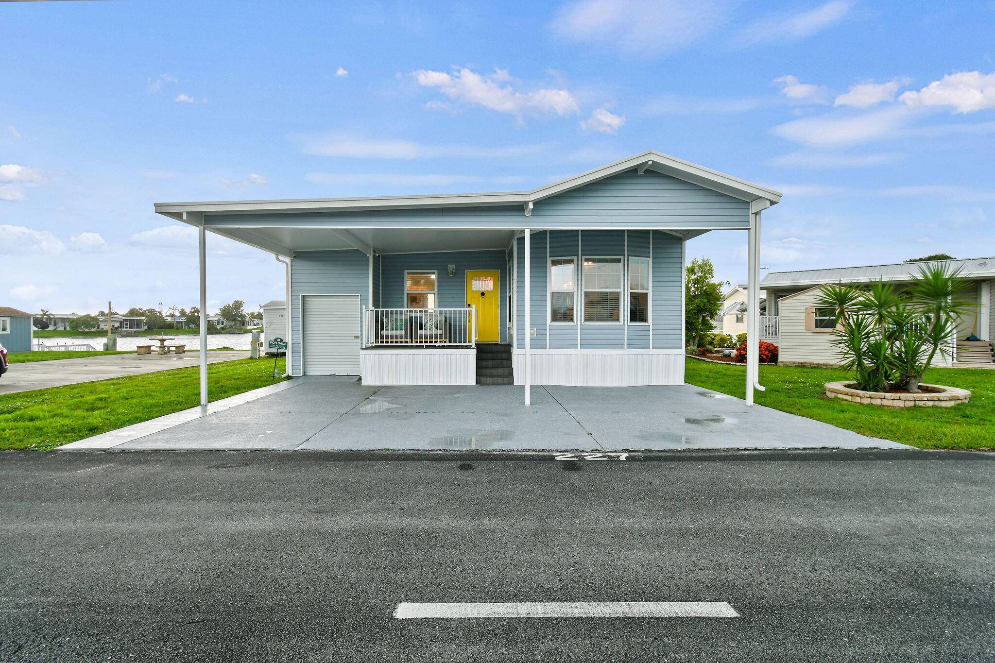 Discover resort style living on the scenic shores of Lake Okeechobee at Blue Cypress Golf RV Resort !