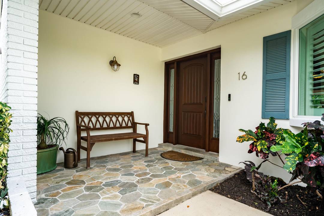 Beautiful 3 3 bedroom, 3 bath annual waterfront rental featuring a main master suite and a full size junior master bedroom Ideal for guests.