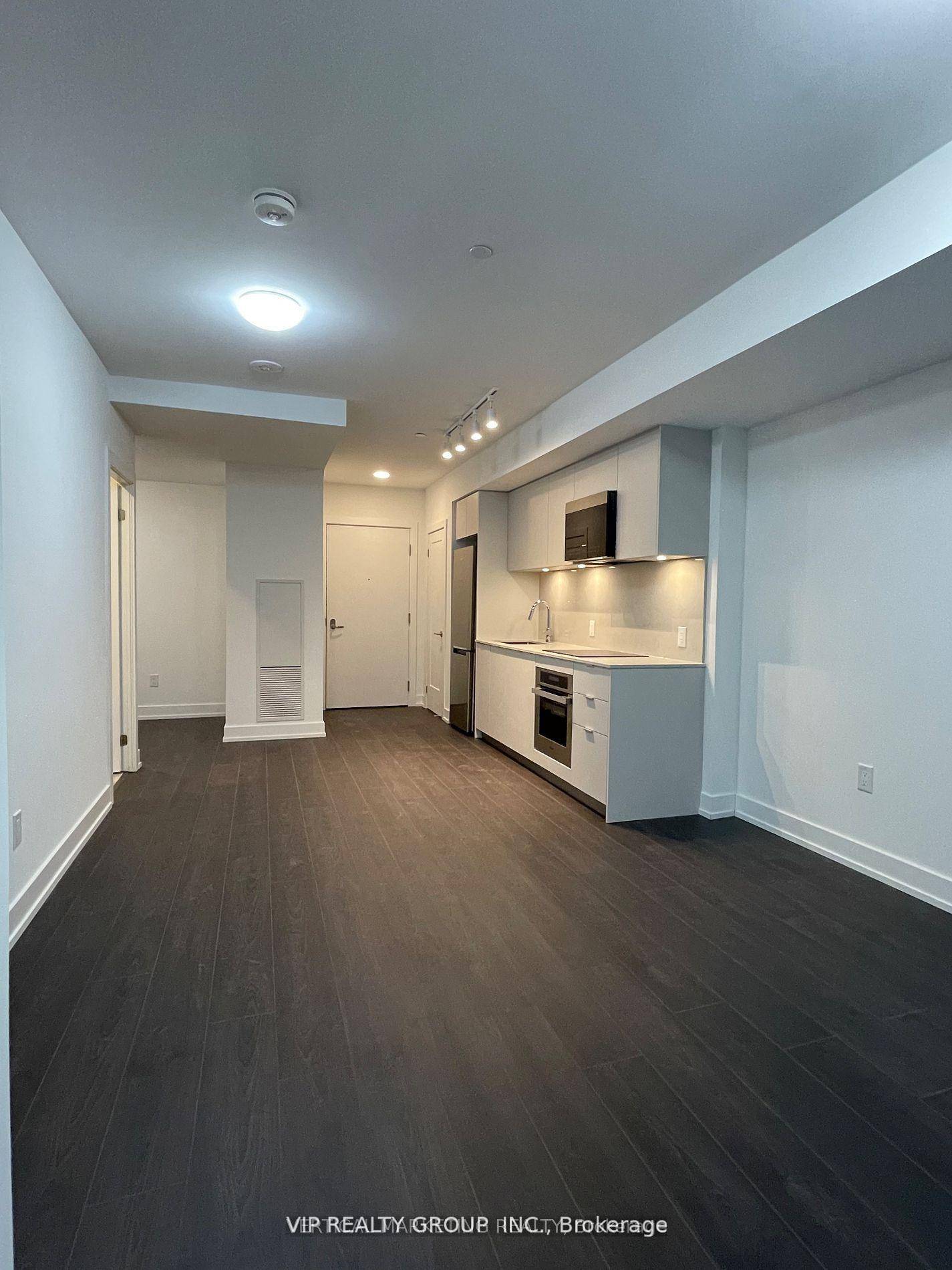 Welcome to Vendome Condominium, located at the highly sought after Unionville area of Markham, This one bedroom den unit comes with TWO full bathrooms, open living and dining area, quartz ...