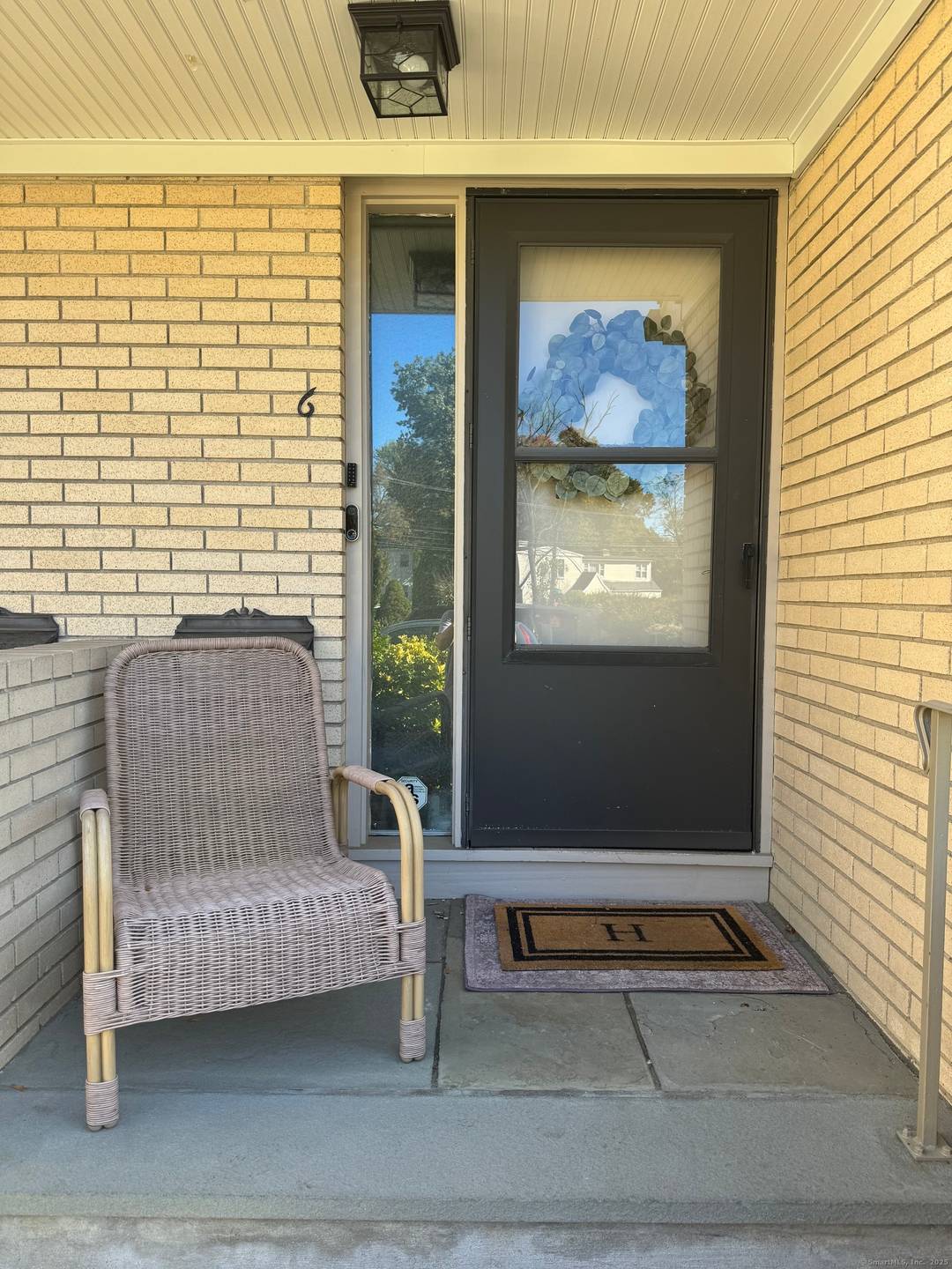 Beautifully appointed townhouse in convenient Springdale location.