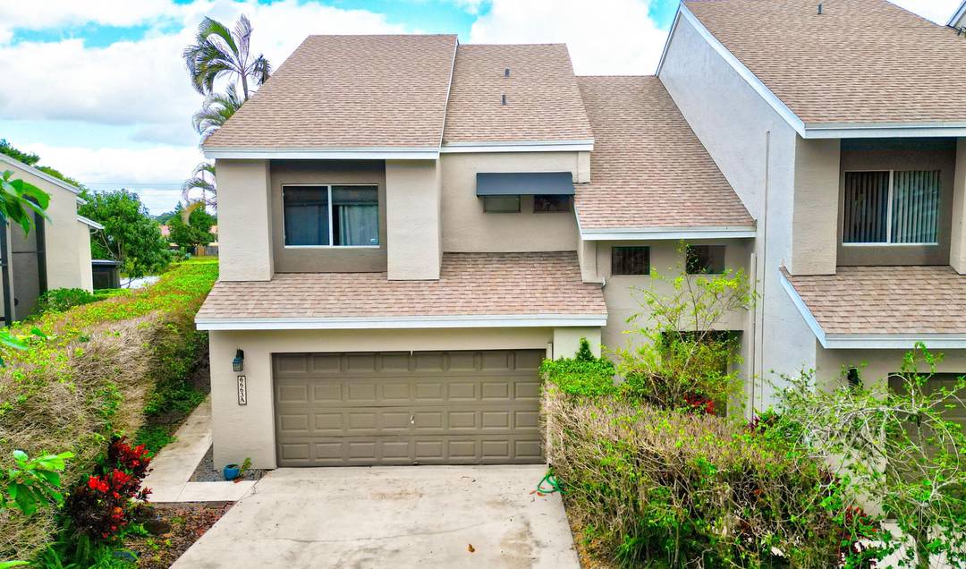 Truly the best location you could wish for, right in the middle of Boca Raton, in beautiful central Boca Del Mar area, surrounded by the most beautiful Country Club Communities, ...