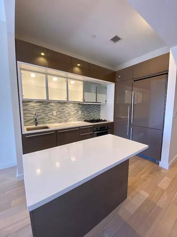 This spacious and oversized studio loft located at 75 Wall Street features a charming home office with South East exposure and a harbor view.