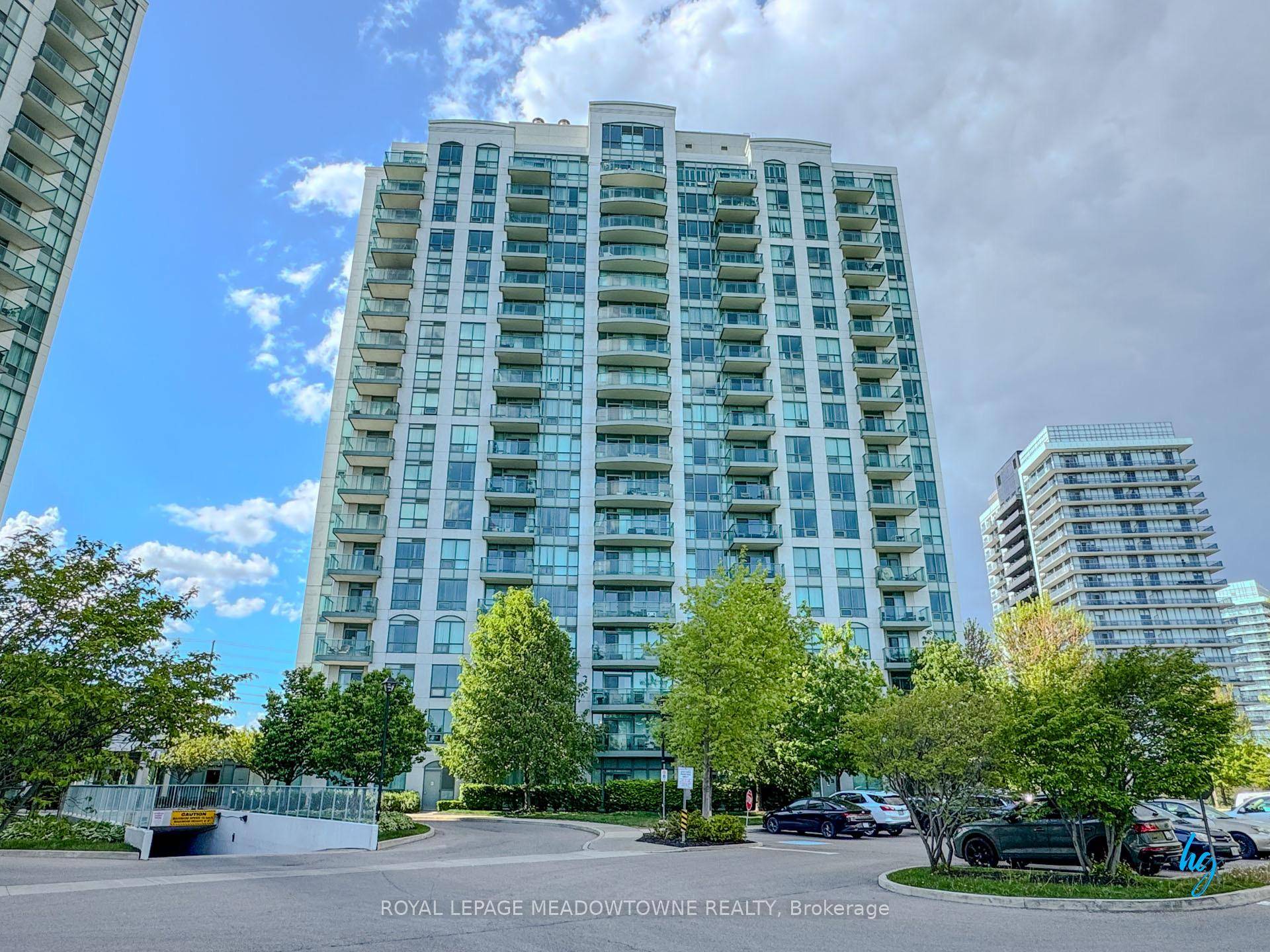 This stunning 760 square foot, 2 bedroom, 1 bathroom condominium at 4900 Glen Erin Drive represents an outstanding investment opportunity in one of Mississauga's most desirable neighborhoods.
