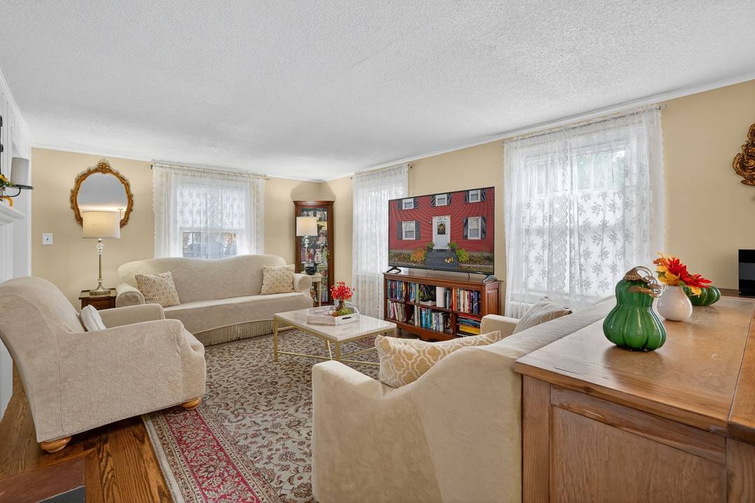 Welcome to 169 Avery Street, a charming and well maintained home in the heart of South Windsor !