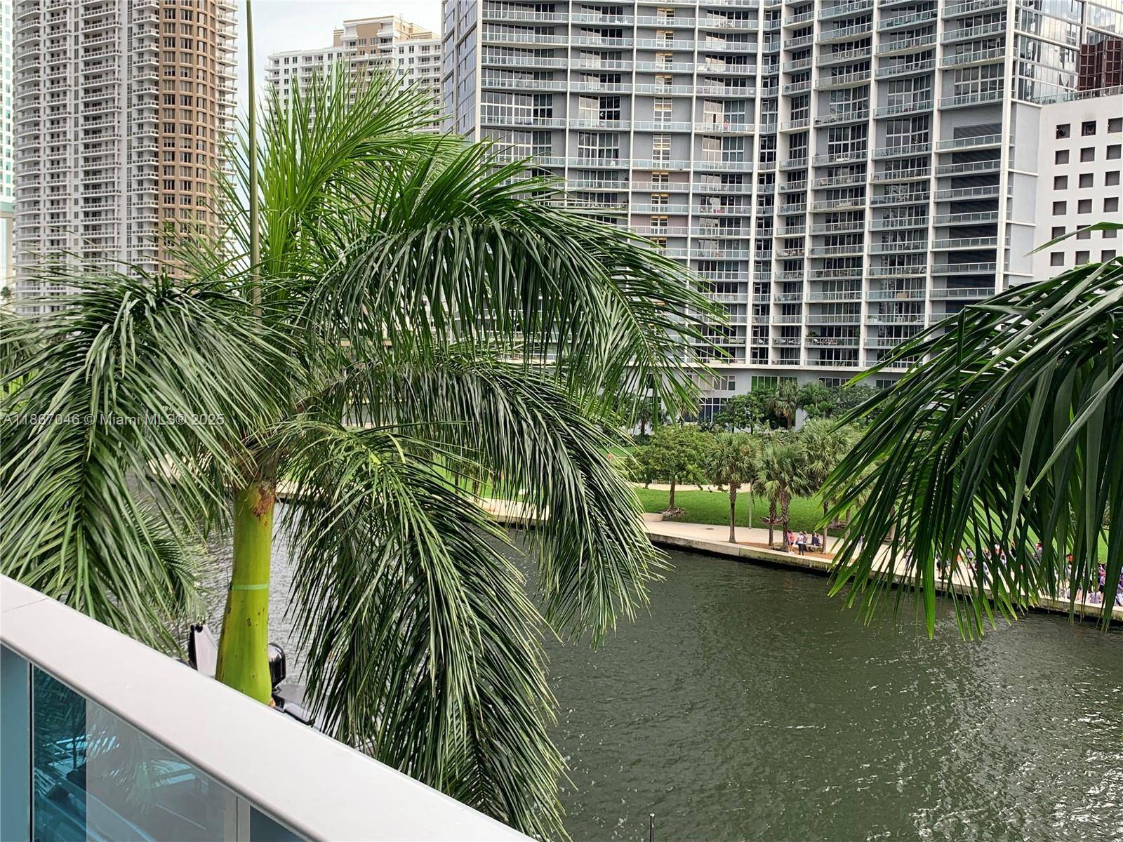 CAPTIVATING TWO FLOORS APT AT THE EXCLUSIVE EPIC RESIDENCE BUILDING WITH A RELAXING WATER VIEW.