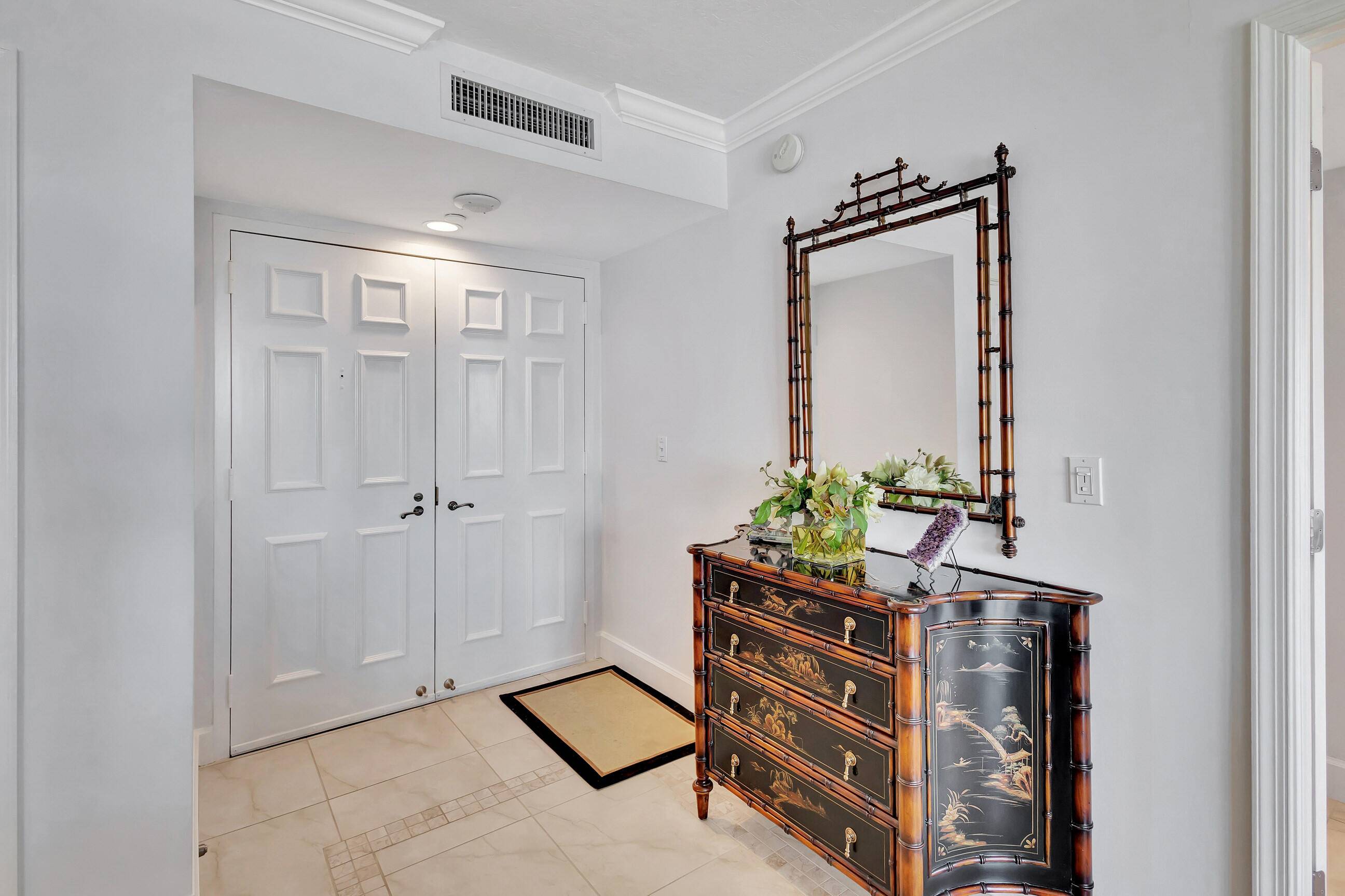 This highrise is located in one of the top areas for beach lovers, Surfers, outdoor yoga and bicycling.