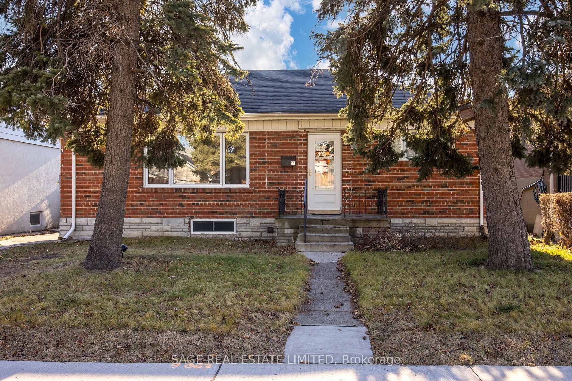 Bright 3 Bedroom Bungalow In Extremely Convenient Location.