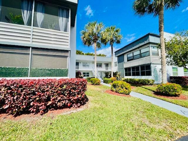 Experience Florida living at its finest in this beautifully maintained 2 bedroom condo in popular Kings Point !