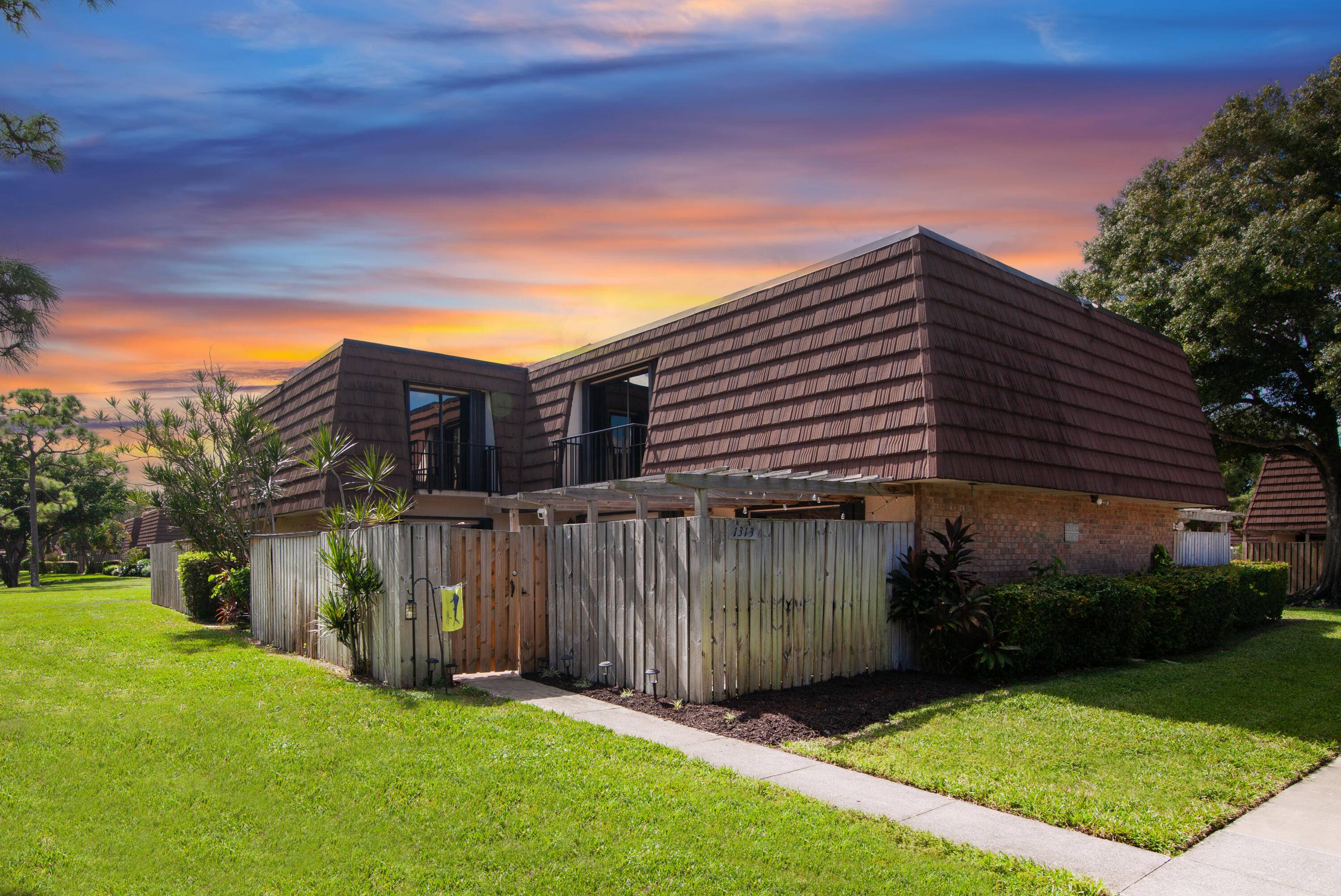 Finally a Gardens Lakes townhome that lives up to the photos.