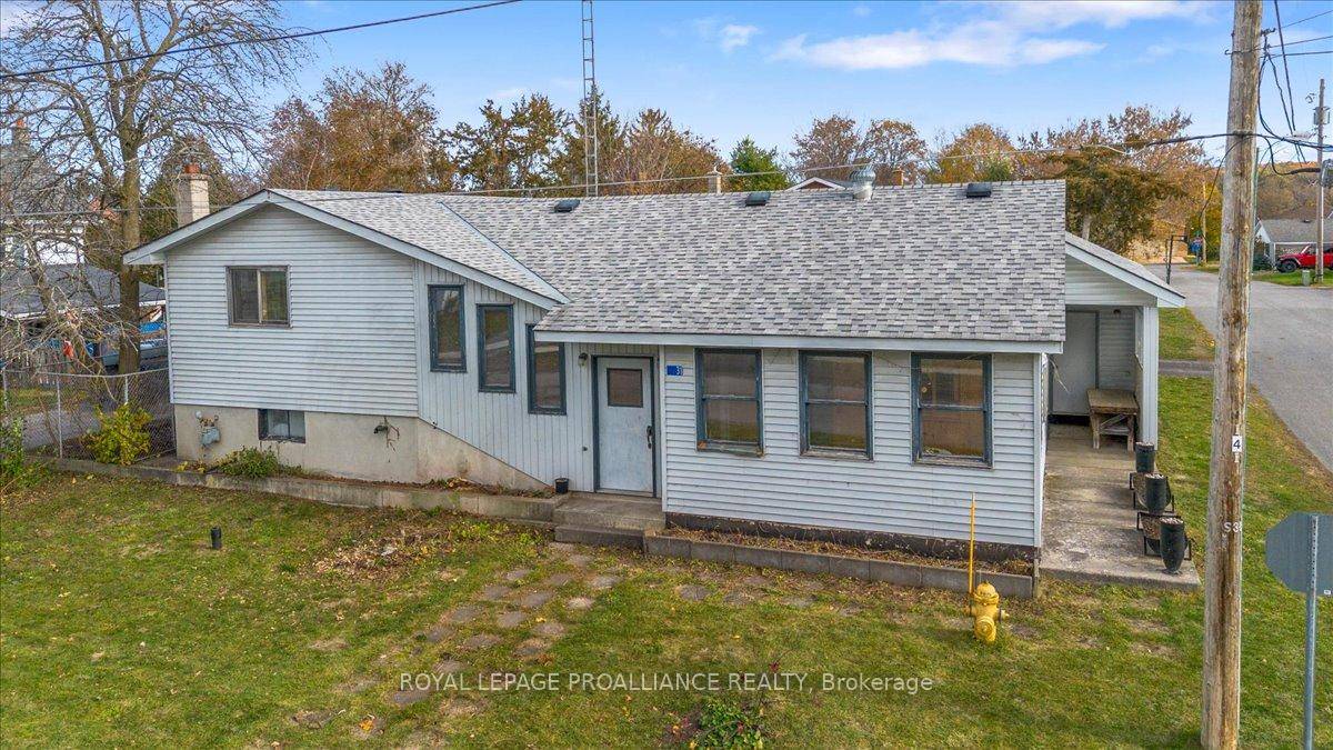 Mid Century Modern Gem in Quinte West !