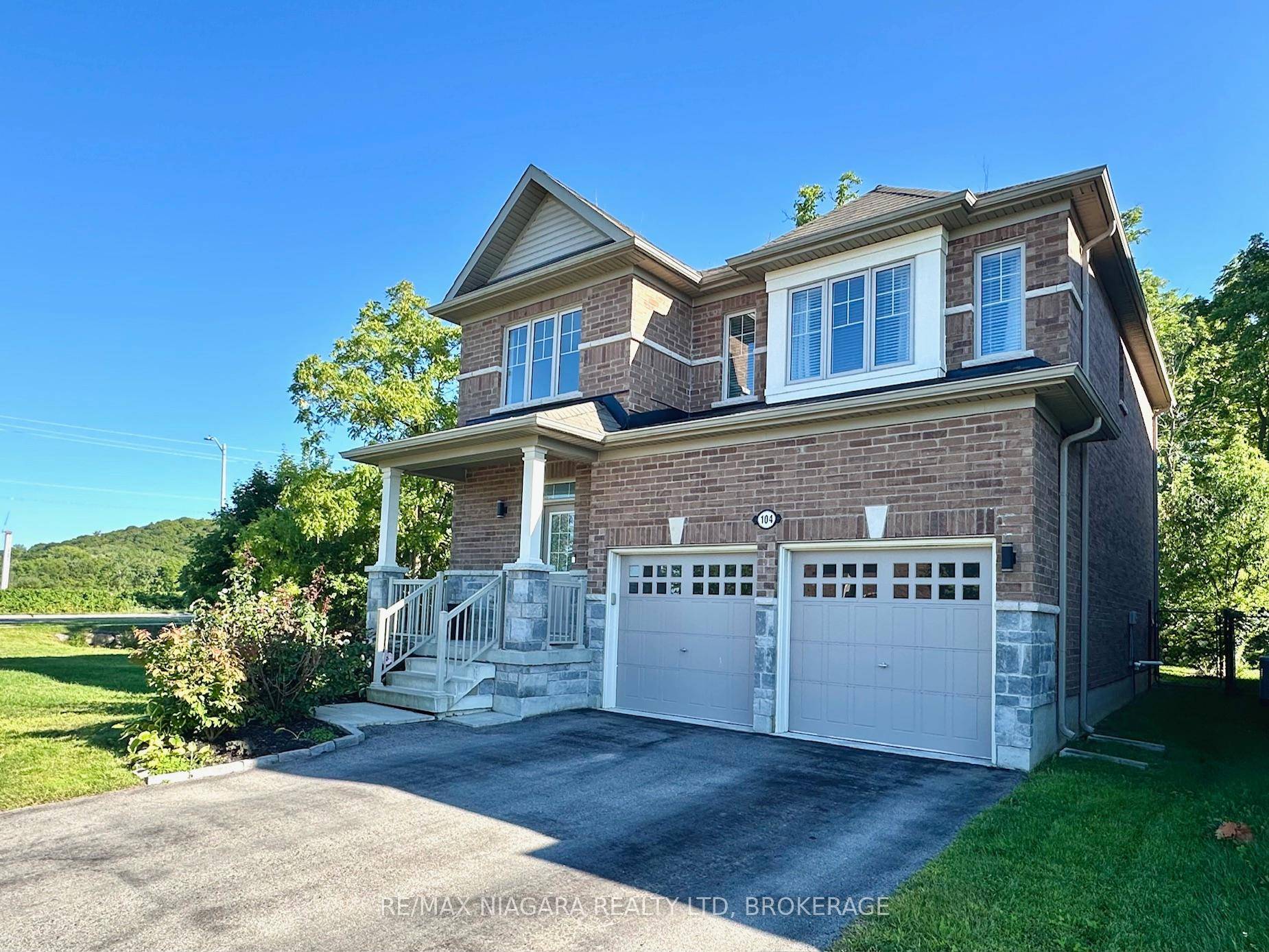 Welcome to this immaculate 2 storey home in the heart of wine country, located in desirable St.