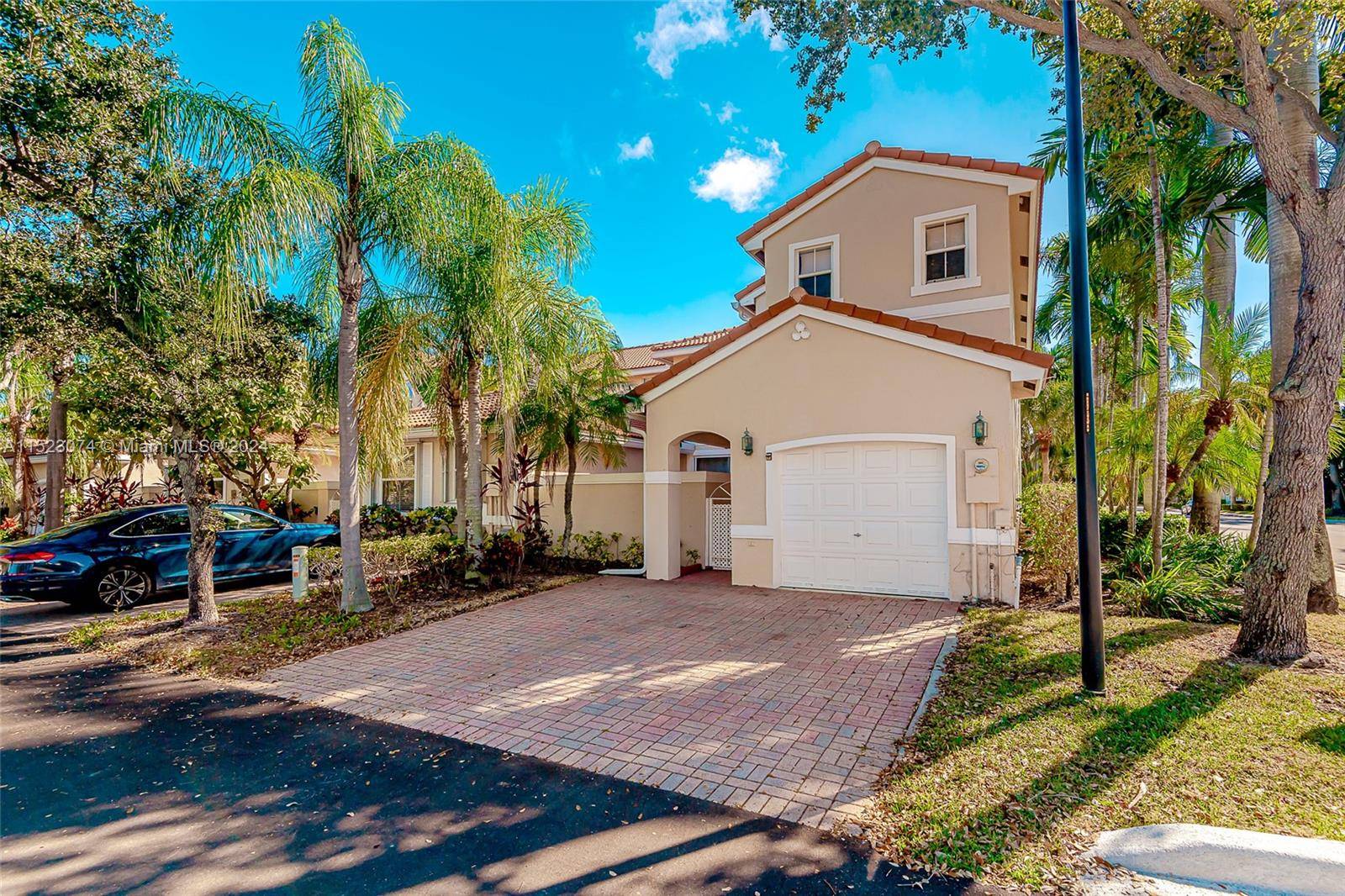 SECURE GATED COMMUNITY JUST COUPLE MINUTES TO HOLLYWOOD BEACH AND THE BROAD WALK.