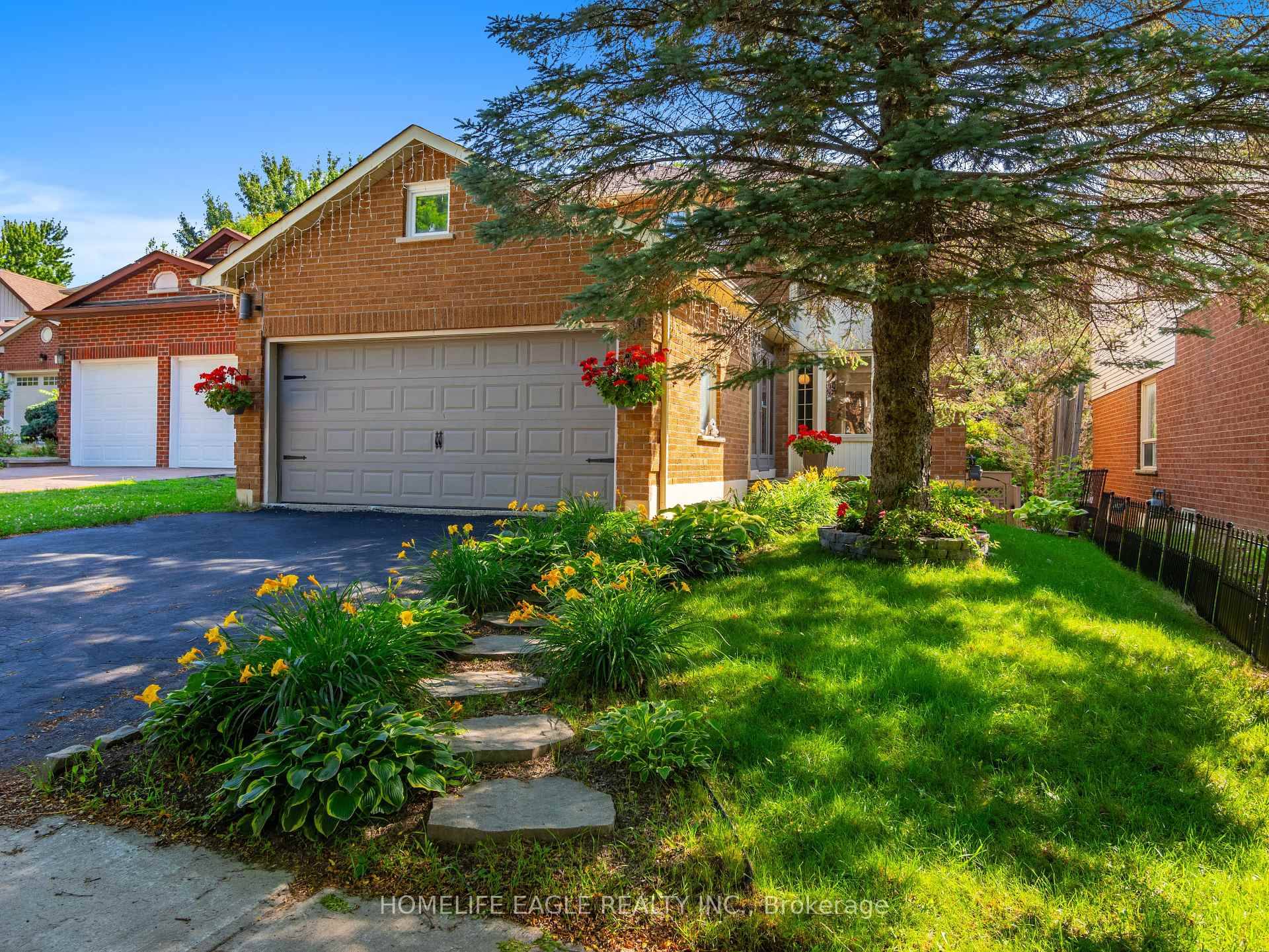 The Perfect 4 Bedroom Detached Home In The Prestigious Aurora Heights Community Situated On A Private Crescent Premium Lot Featuring A Walk Out Basement amp ; Beautiful Brick Exterior Double ...