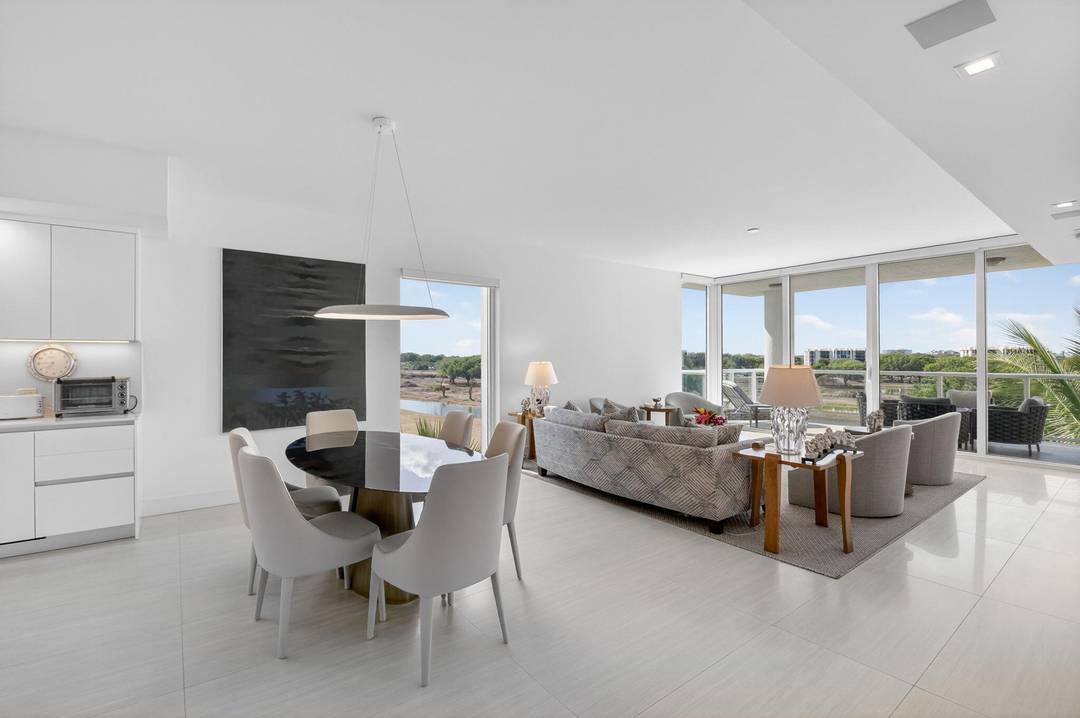 Rarely available corner unit in Akoya in the center of the building.