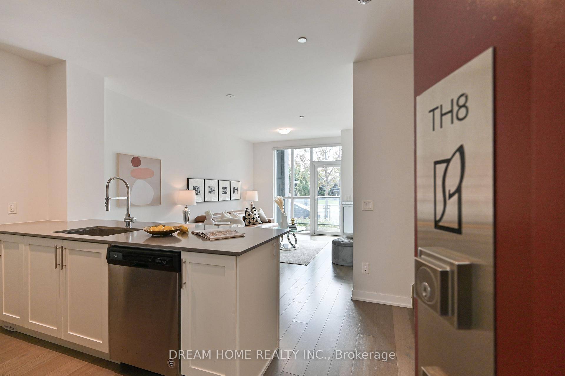 Beautiful 3 Bedroom, 2 Level Townhouse !