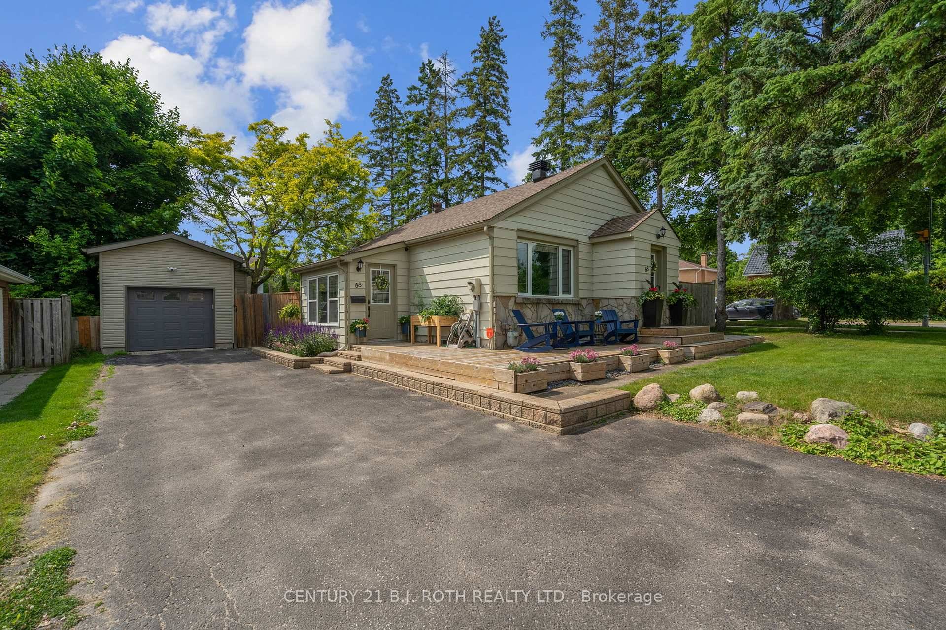 Prime old east end Barrie location !