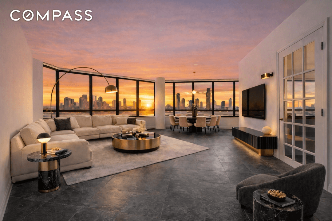 Welcome to luxurious city living at its finest !