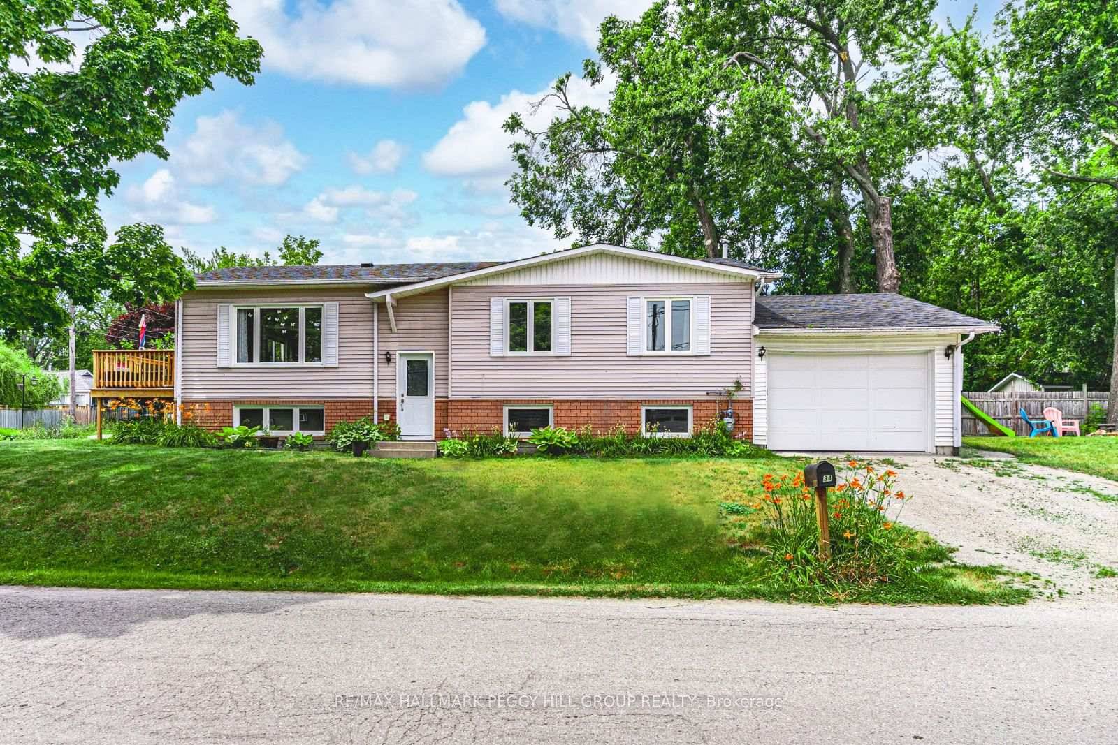 A FAMILY RETREAT IN THE HEART OF INNISFILS LAKESIDE COMMUNITY ROOM TO GROW, SPACE TO RELAX, STEPS TO THE WATER !