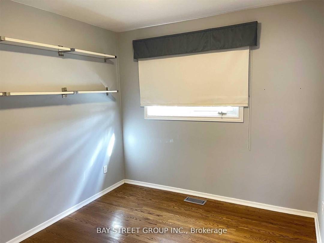 Beautiful Raised Bungalow on a Quiet Cul de Sac in a Family Friendly Neighbourhood !