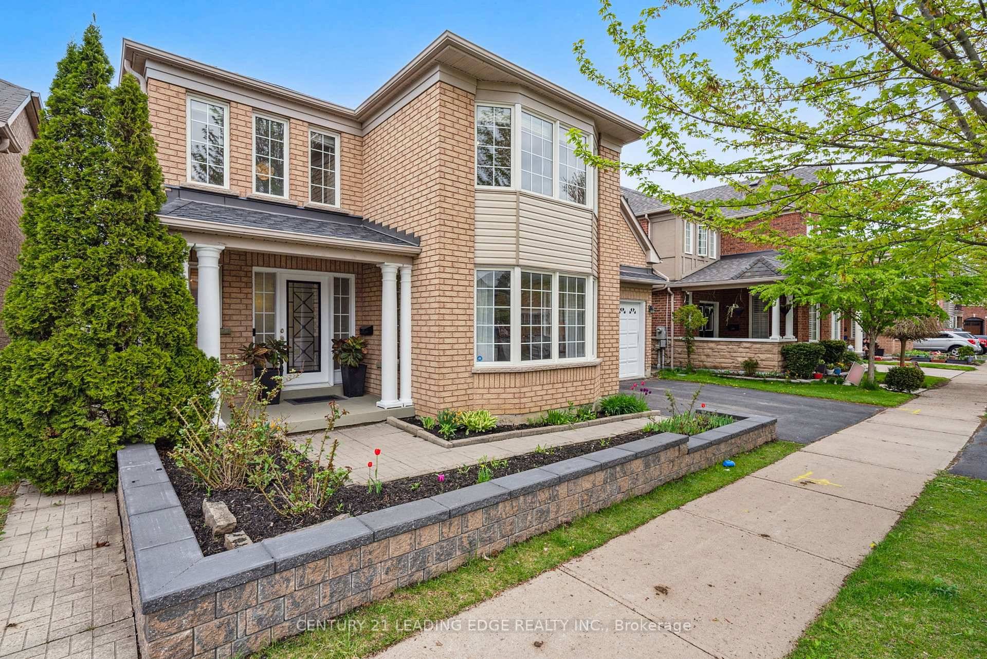 Freshly painted and impeccably maintained, this stunning Cottingham Model in the desirable Nottingham community offers over 4, 800 sq.