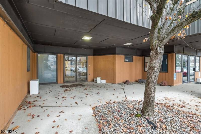 UNBELIEVABLE 2690 SF MEDICAL CONDO SUITE, LOCATED IN A FREE STANDING FIVE UNIT MEDICAL PROFESSIONAL BUILDING, 5 EXAM ROOM, NURSE STATION, DOCTORS OFFICES, RECEPTION AREA 15 18 PEOPLE, STAFF LOUNGE, ...