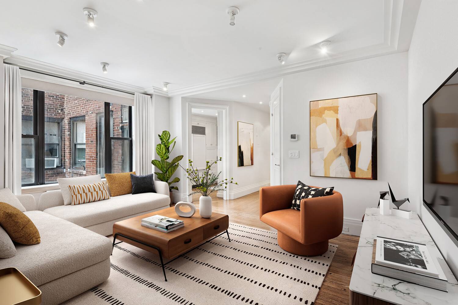 Beautifully renovated 2 bedroom, 1 bathroom home located in a boutique co op in Carnegie Hill.