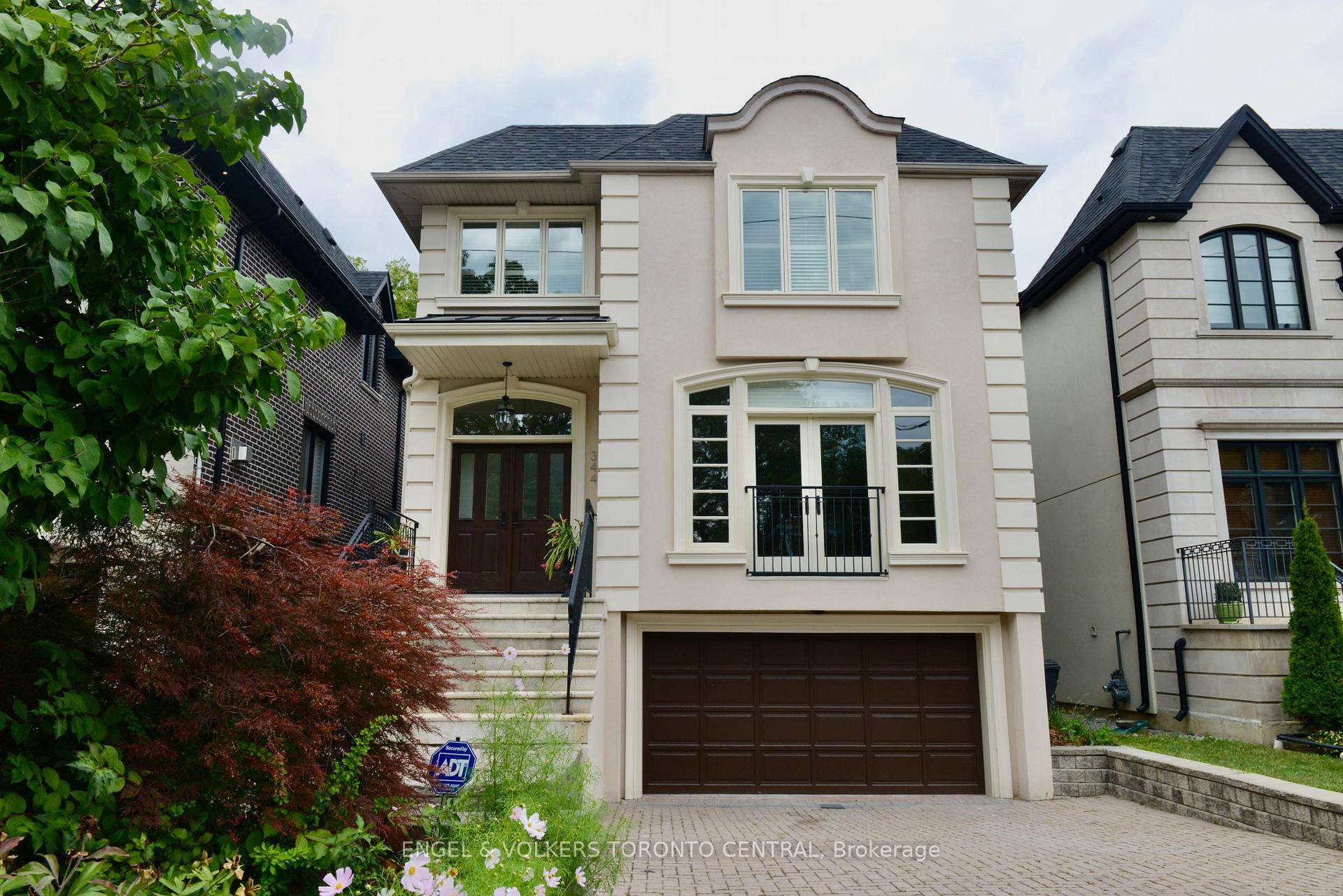 An exceptional opportunity to lease a beautifully appointed executive home in the heart of Bedford Park, one of Toronto's most sought after and family oriented neighbourhoods.
