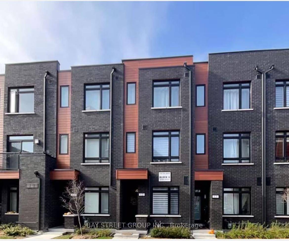 Bright amp ; Spacious 3 Bedroom Townhouse In The Heart Of Richmond Hill.
