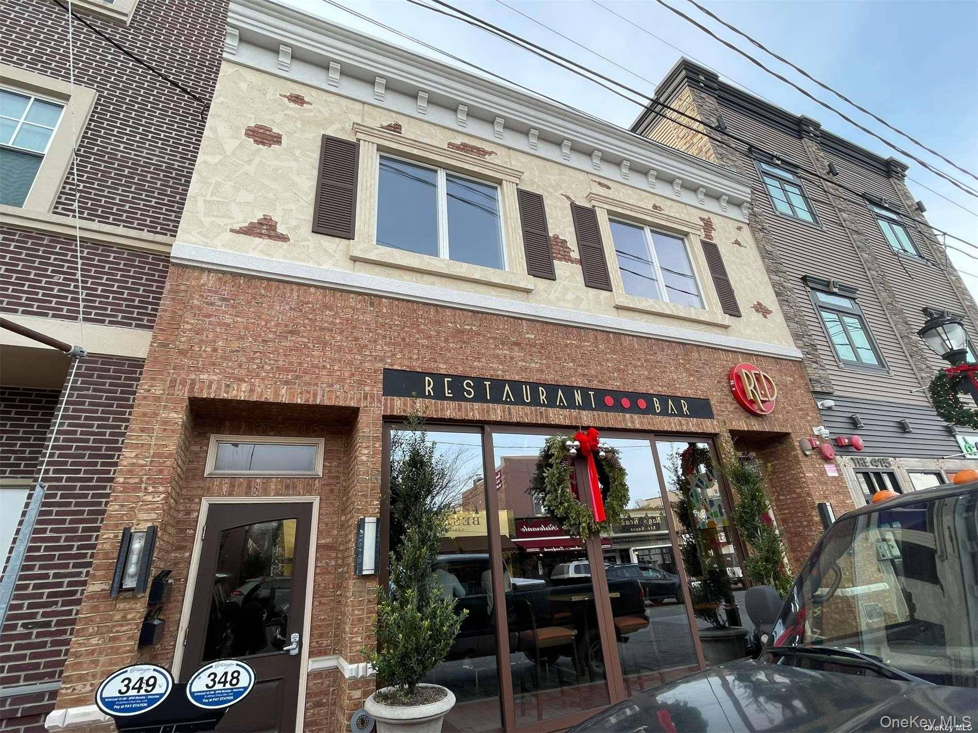 Spacious and bright 2 Bedroom Apartment, 1120Sf in the Heart of Huntington Village !