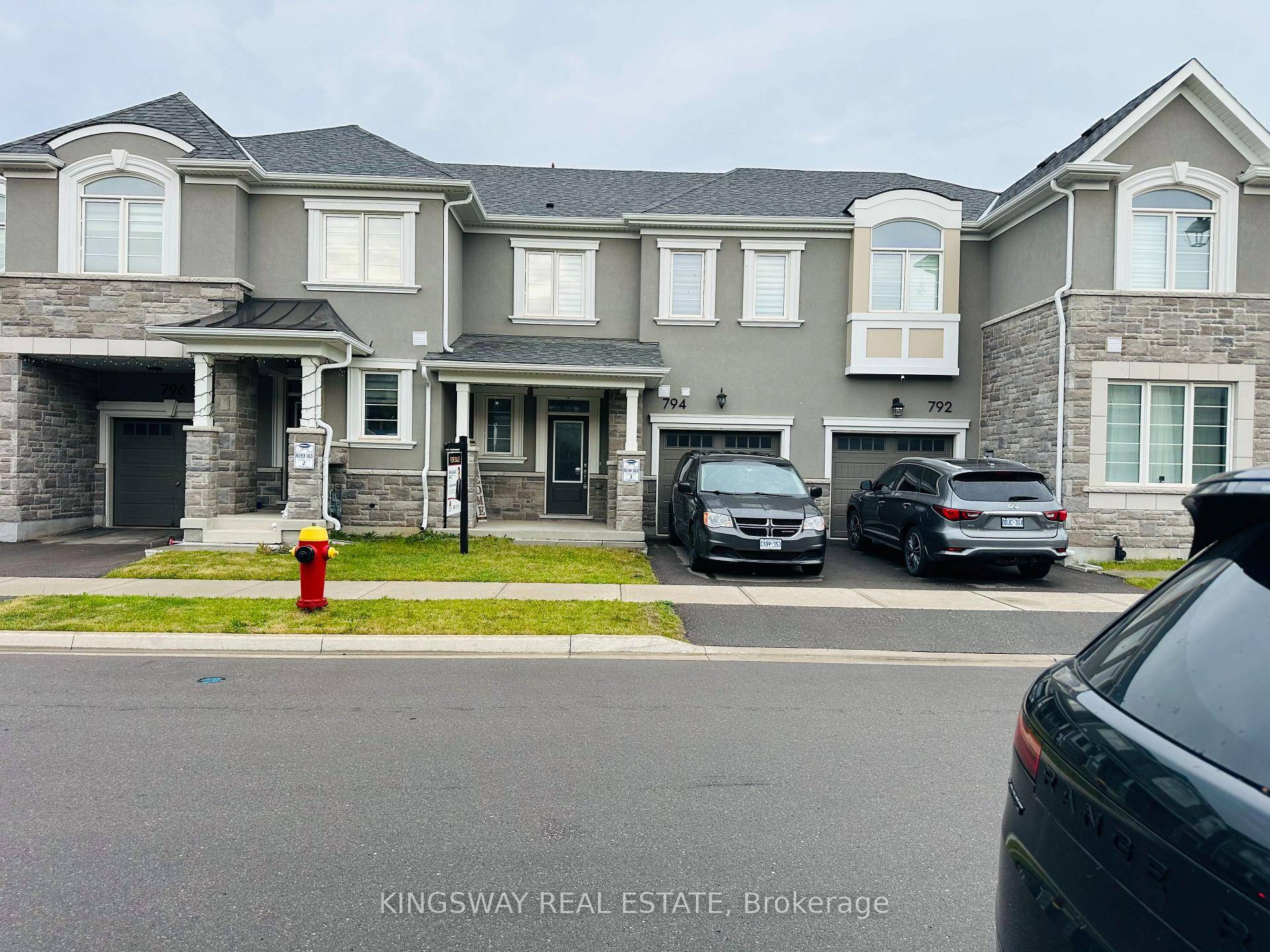Absolutely Stunning Freehold 3 Bedroom, 3 Bathroom Townhouse in Cobban Milton area.