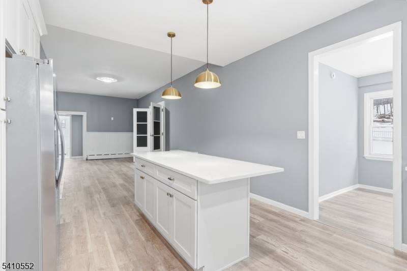 Brand new everything in this gracious and airy 4 bedroom unit across from the lake !