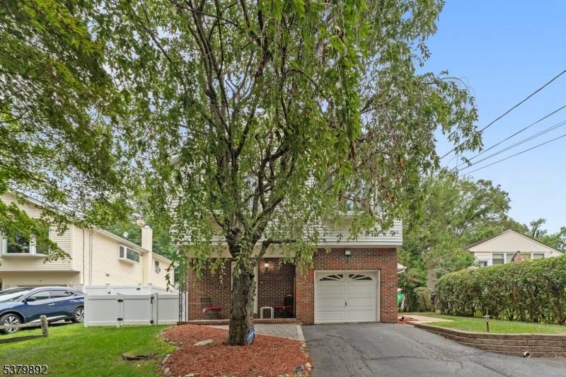 Look no further, move in ready 3 bedroom raised ranch in fantastic location close to Lake Hopatcong and active neighborhood country club !