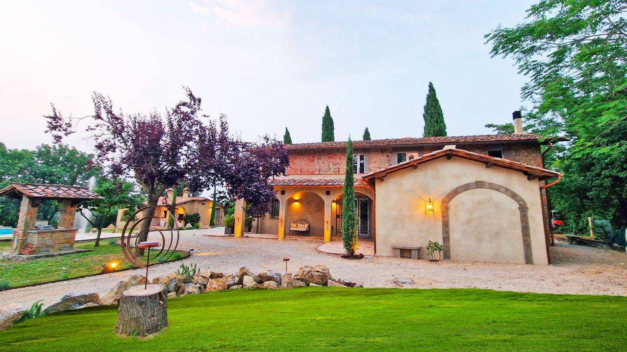 Tuscan real estate sells luxury homes in Tuscany. villa with pool for sale in Tuscany a few km from the medieval village of Castiglion Fiorentino