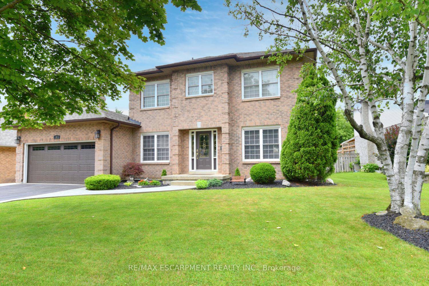 FANTASTIC 4 1 BEDROOM 4 BATH HOME WITH INGROUND POOL, MAIN FLOOR OFFICE AND APROX 4000 SQFT OF FINISHED SAPCE IN A PRIME AREA IN DUNDAS !