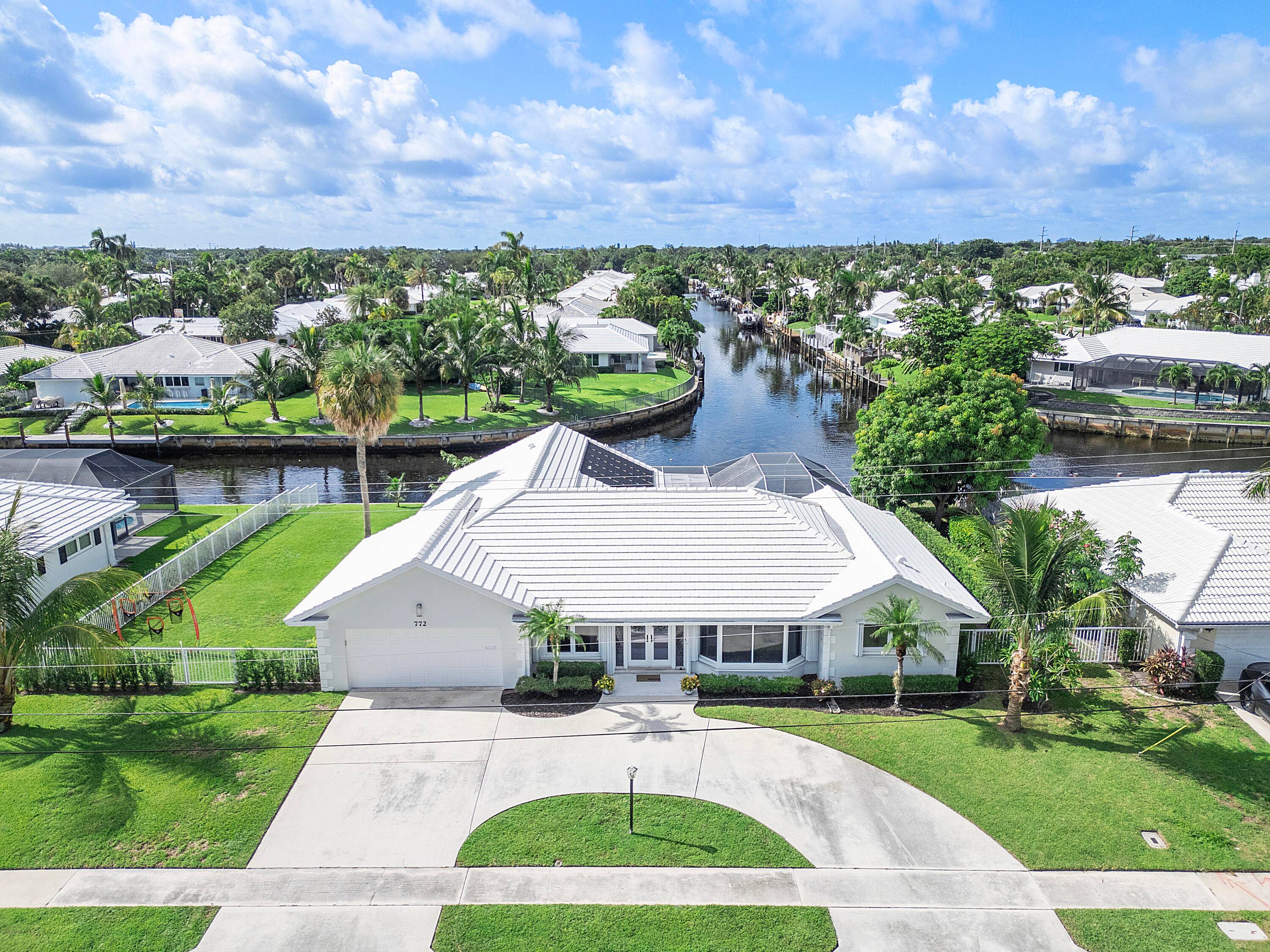 Peaceful atmosphere. Long water views in prestigious Camino Gardens.