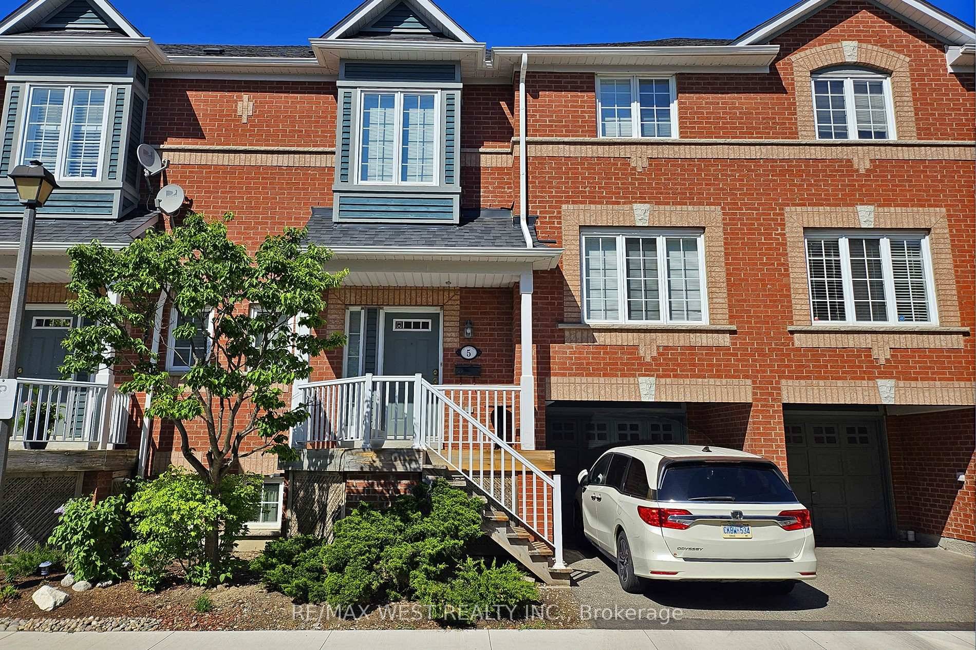Beautiful Daniels Built row townhouse in the heart of Mississauga !