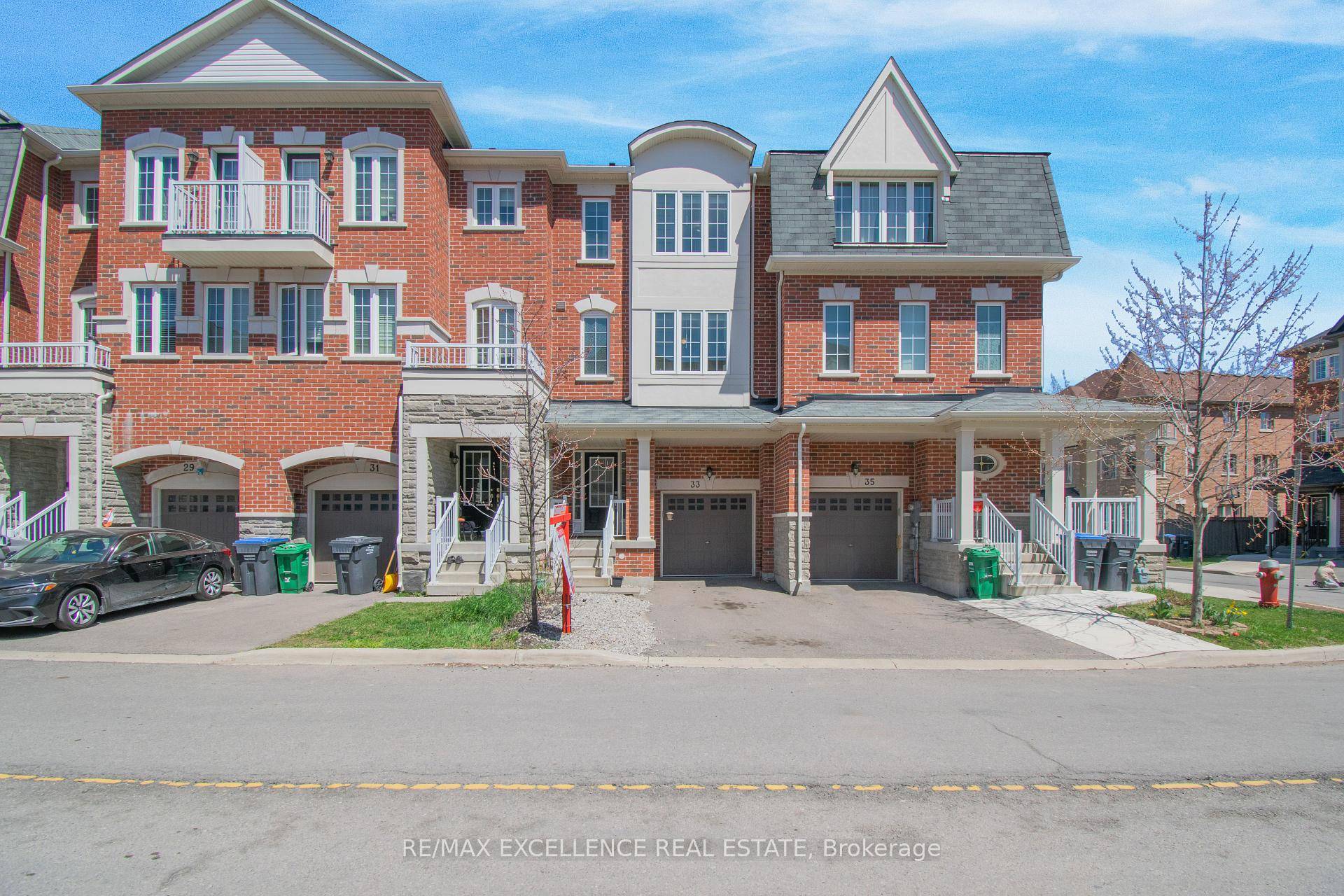 Welcome to this spacious, spotless, well managed 3 1 bedroom townhouse located in the quiet neighbourhood of heart lake.