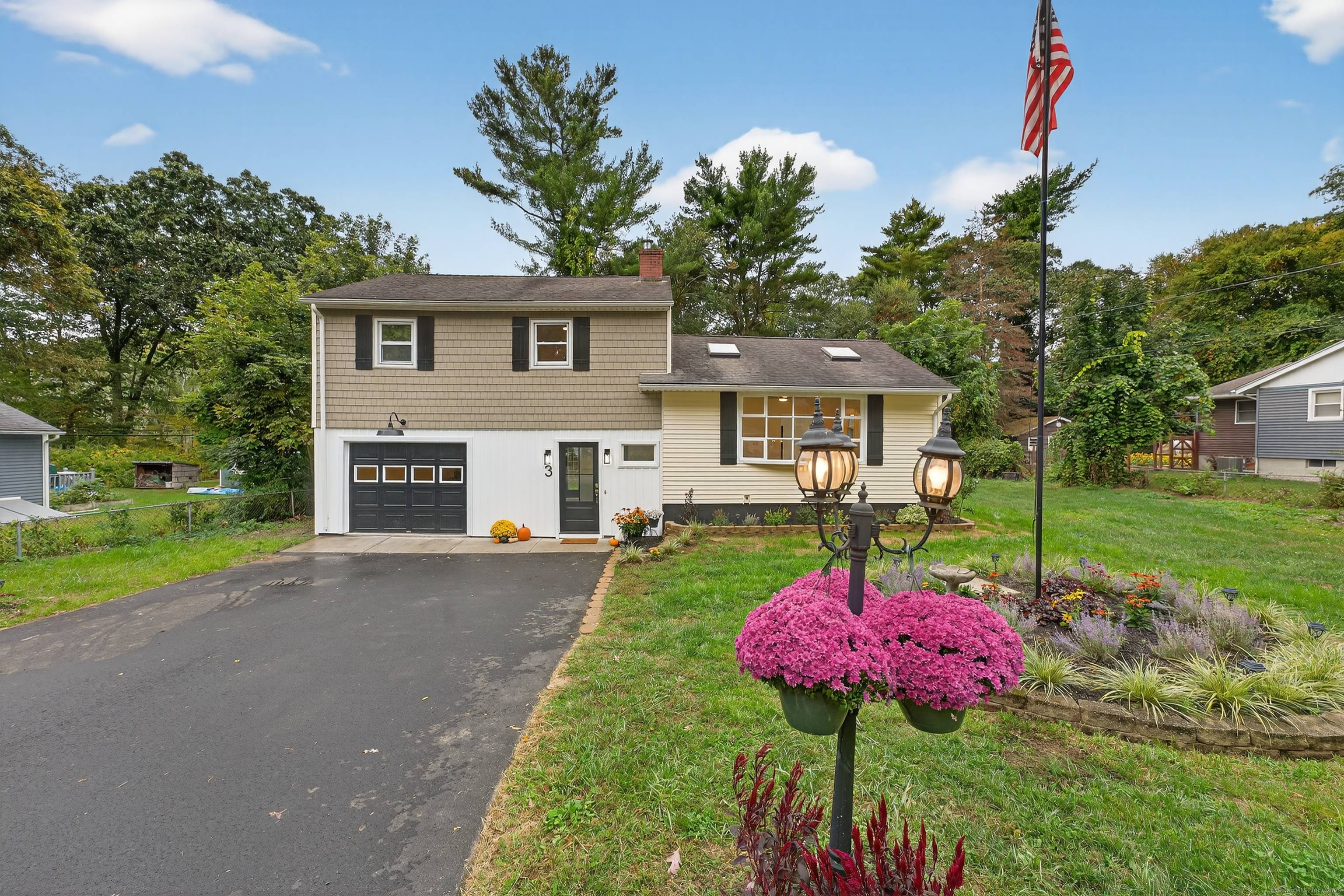 Beautifully remodeled split level home on a quiet cul de sac in Preston !