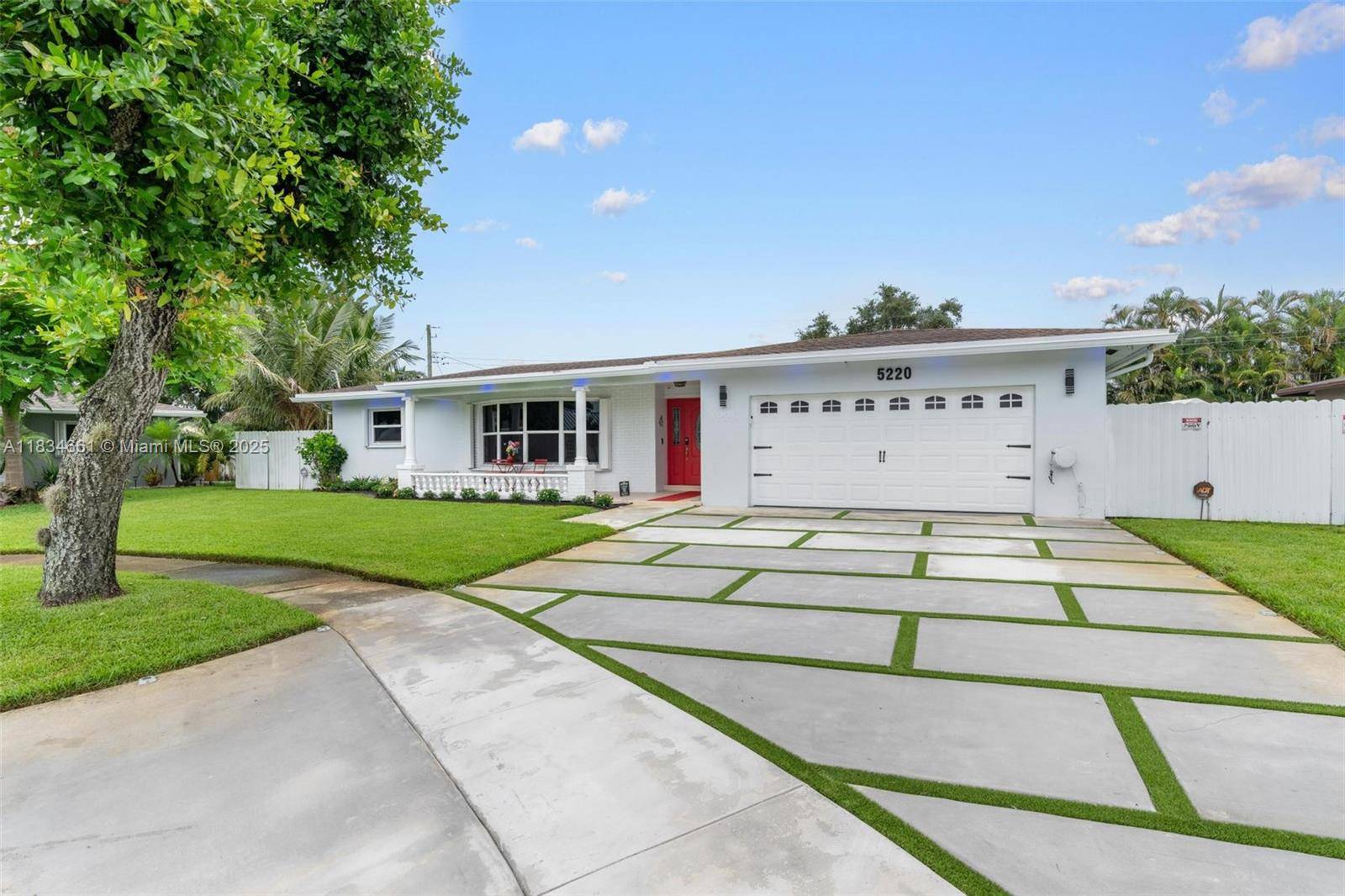 Beautifully updated 4BR 2BA single family home on a cul de sac in Plantation Park NO HOA !