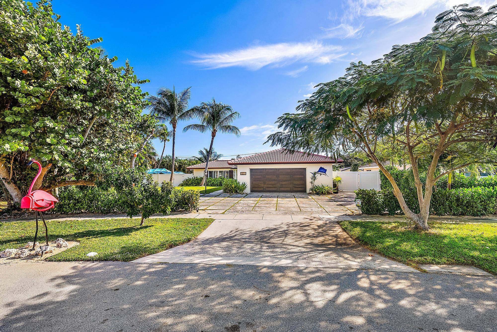 Enjoy a mild winter in this spacious North Palm Beach home !