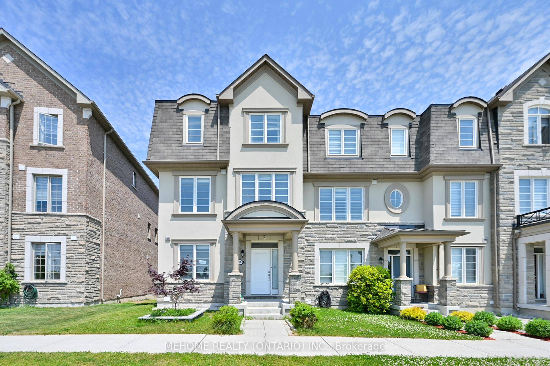 Beautiful South Facing Freehold End Unit Townhouse that Blends Modern Elegance With Functional Luxury.