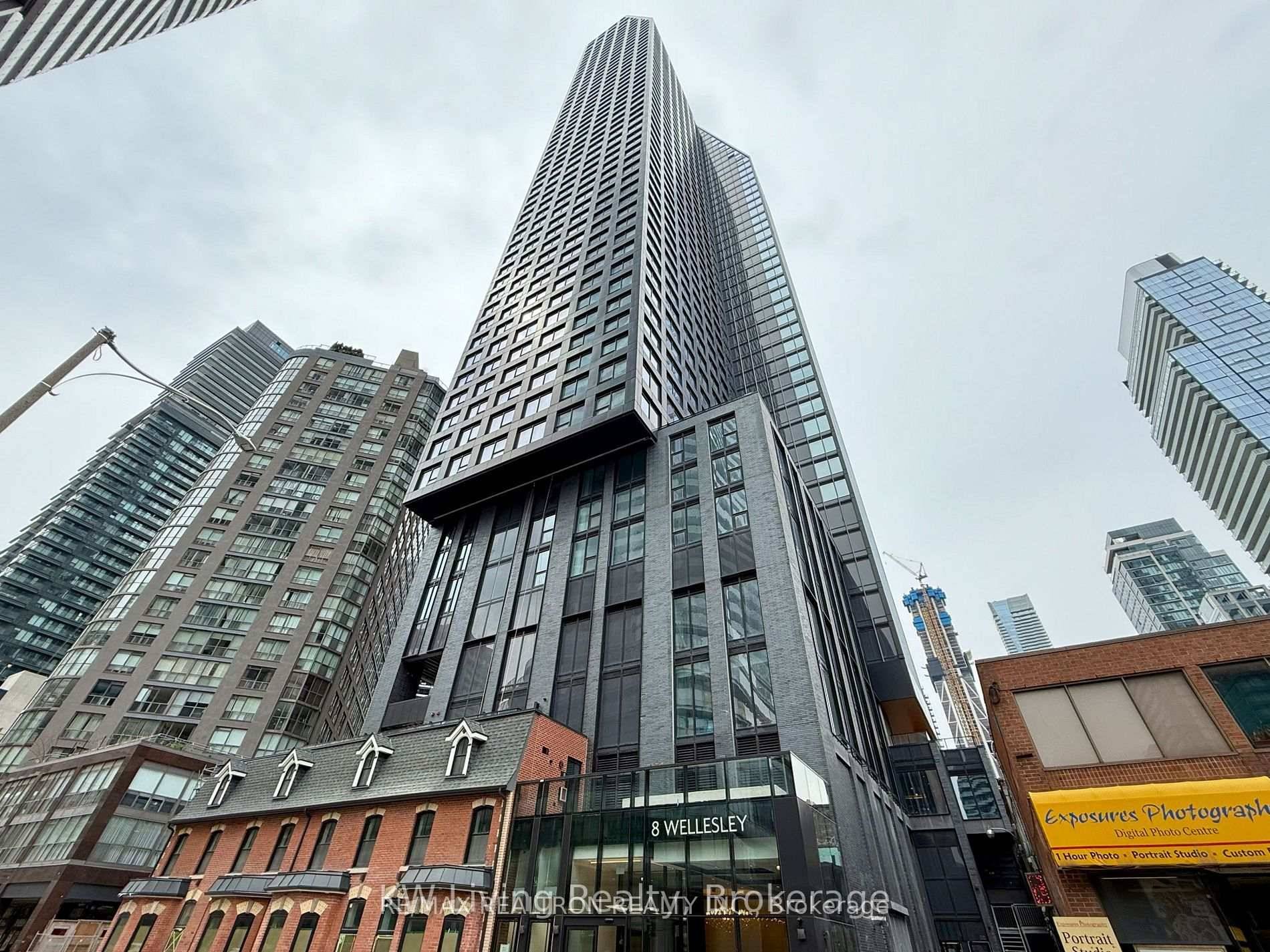 Luxury 8 Wellesley on the Park building in the heart of downtown Toronto, Brand New Spacious amp ; Unique rare 926 SF, Never Lived In 2Bedrooms 2Dens 2 full Bathrooms ...