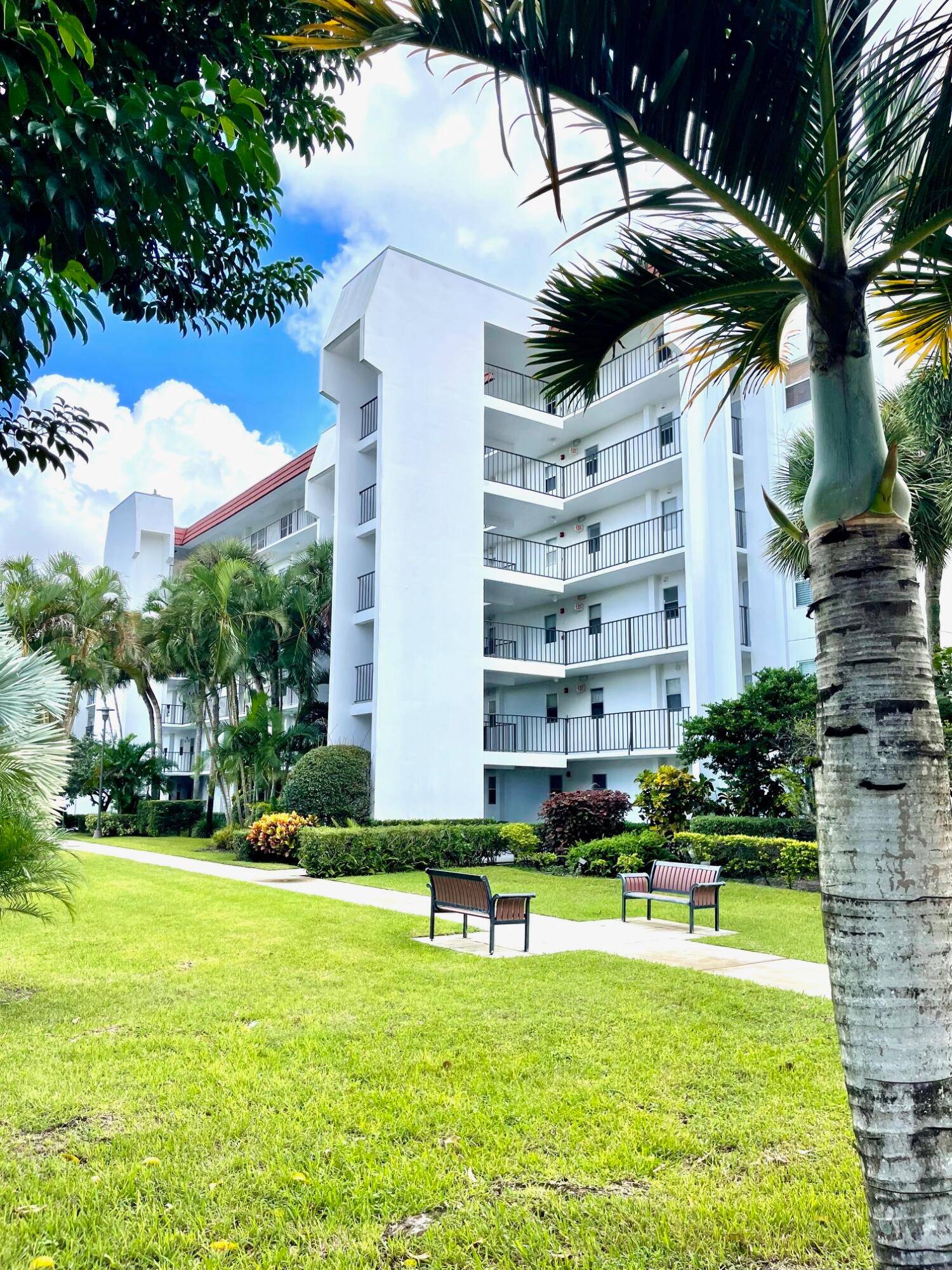 Escape the cold ! Experience all that our Florida season has to offer in this well maintained 2 bdrm 2 bath condo with scenic views of the beautiful golf course ...
